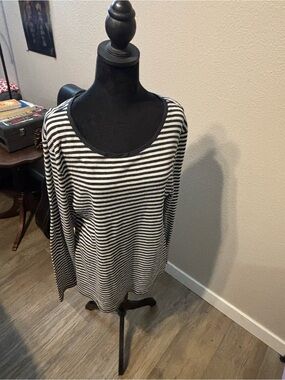 Women's Black & White Striped Long-Sleeve Scoop Neck Top